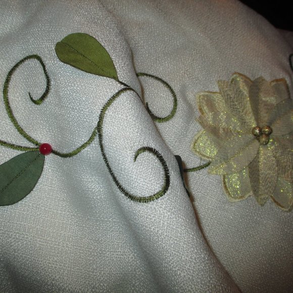 Super Plush Tree Skirt - Picture 2 of 10